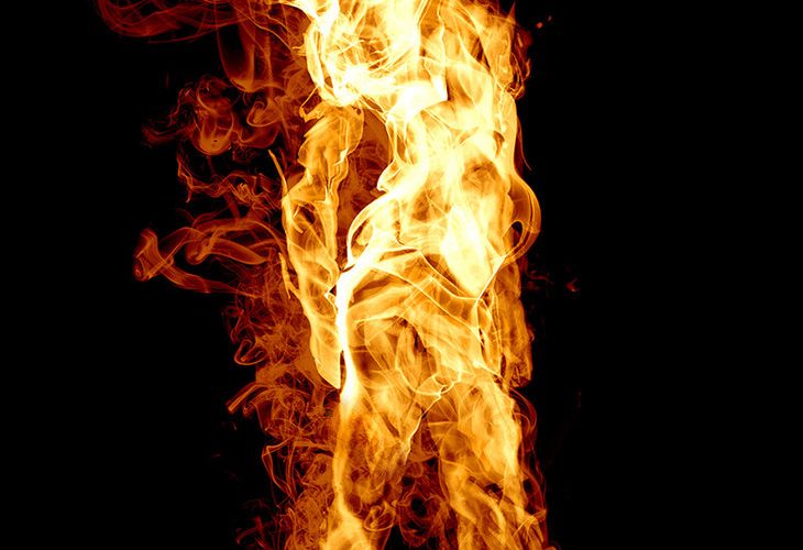 Wani Saurayi Zuba Wa Budurwarsa Fetur Sannan Ya Cinna Ma Ta Wuta Saboda Ta Yanke Alaƙarsu