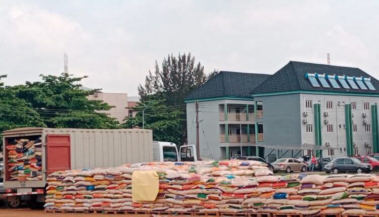 Jami'an Kwastam din Nigeria sun kama Tirela 82 makare da shinkafar waje.