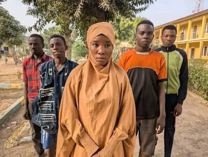 Rundunar yan sandan jihar Kano, ta sanar da kama Shamsiyya, da tawagar ta, wadda ake zaton sun kware wajen sacewa mutane wayar salula.