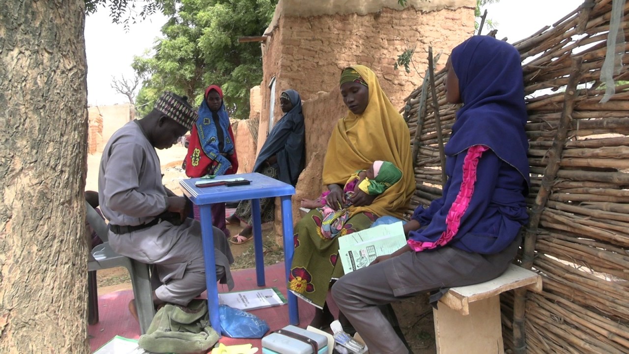 Sama Da Mutum 10,000 Ke Zuwa Domin Ganin Likita Ya Duba Lafiyarsu A Ƙarƙashin Bishiya A Kano