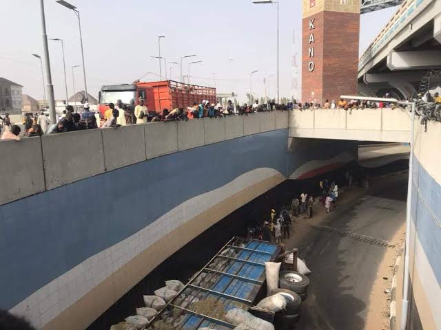 Ana Fargabar Mutane Da Dama Sun Rasu Bayan Wata Tirela Ta Murƙushe Su Gadar Hotoro A Kano