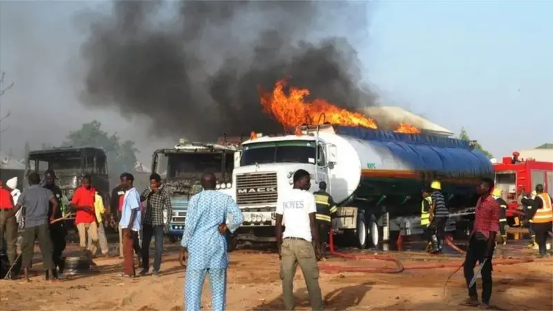 wuceTankokin dakon man fetur biyu sun ƙone a Adamawa