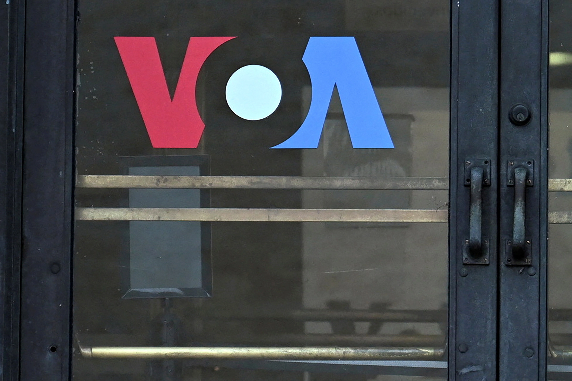 Ma'aikatan gidan rediyon Muryar Amurka (VOA) sun kai Trump ƙara kotu