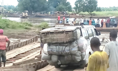 Vehicles and passengers inside ferries on Namnai river near the collapsed Namnai bridge in Taraba State